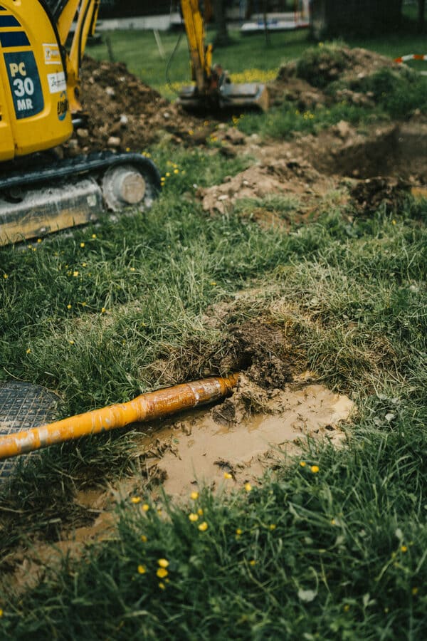 Auf dem Feld wird eine Leitung schonend in den Boden verlegt, wodurch die Landschaft geschützt wird und Umweltauswirkungen minimiert werden