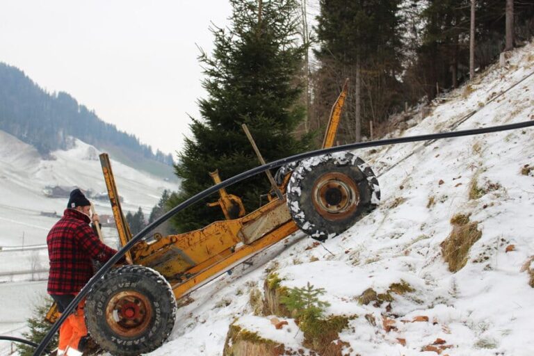 Das Pflügen zeigt auch im Schnee und an Hanglagen, wie der Mitarbeiter der Firma Grabenlos AG im Gefälle arbeitet, zahlreiche positive Aspekte. Durch das Pflügen wird der Boden effizient gelockert.