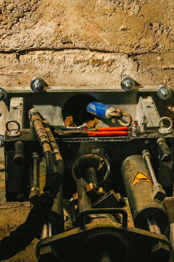 Die an der Wand befestigte Richtpressmaschine ist ein zuverlässiges Werkzeug, das hochwertige und langlebige Verbindungen erzeugt, die strengen Qualitätsstandards entsprechen.