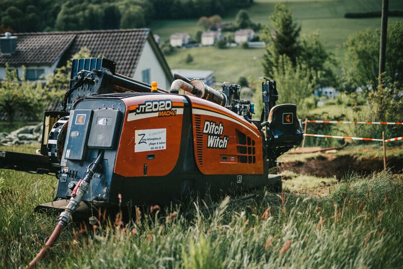 Diese spezielle Spülbohrmaschine ist darauf ausgerichtet, präzise und schonend Tunnel unter der Erdoberfläche zu schaffen, um Leitungen zu verlegen, ohne das Gelände stark zu beeinträchtigen.