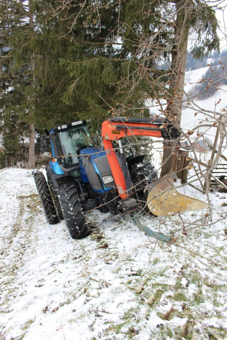 In Zusammenarbeit mit dem Mitarbeiter der Firma Grabenlos AG im Gefälle wird das Pflügen durch den Traktor effizient unterstützt. Das Metallseil dient als stabilisierende Kraft, die es dem Traktor ermöglicht, sich auch in schwierigem Terrain zu bewegen.