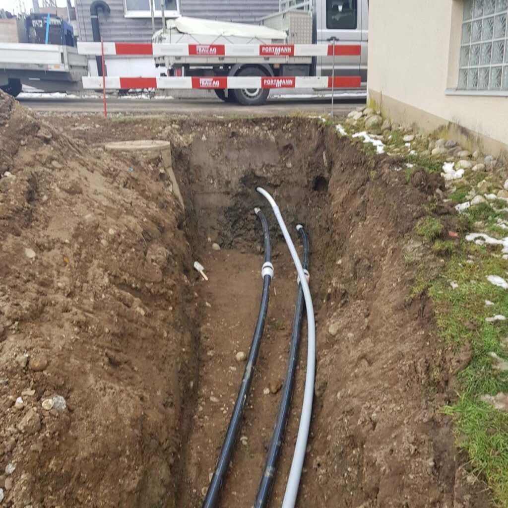 Die Röhren für Strom, Gas, Wasser, Abwasser, Telekommunikation und Fernwärme wurden neu verlegt und ragen nun aus dem Boden, bereit für den nächsten Installationsschritt.