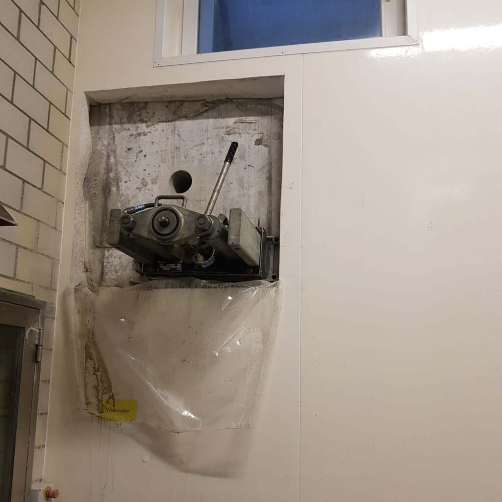 Die Richtpressmaschine ist an der Wand montiert, jedoch noch nicht einsatzbereit.