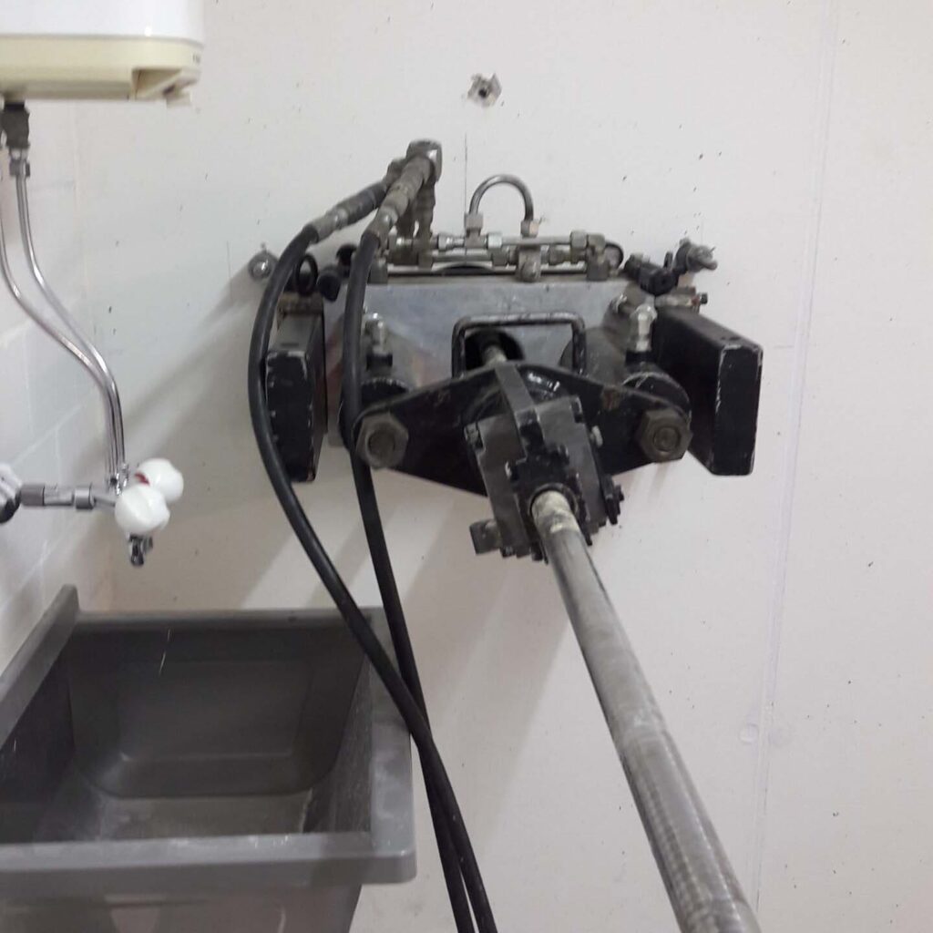 Die Richtpressmaschine ist vollständig an der Wand montiert und einsatzbereit.