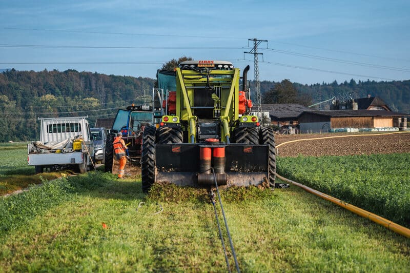 Unsere Spezialmaschine von Grabenlos AG pflügt präzise eine neue Gasleitung ein, ohne aufwendige Grabarbeiten.