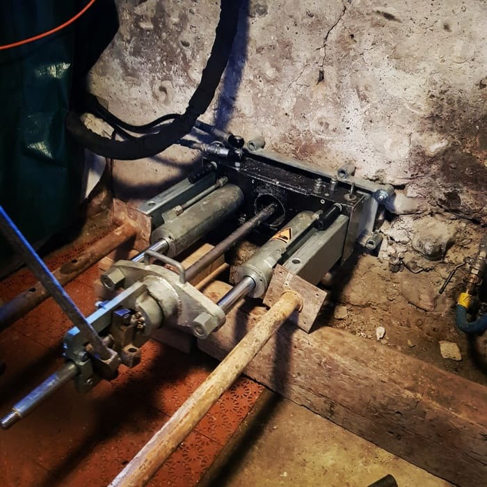 Das Richtpressverfahren ist eine effiziente und grabenlose Methode zur Verlegung von Leitungen wie Strom-, Wasser- und Telekommunikationskabeln.